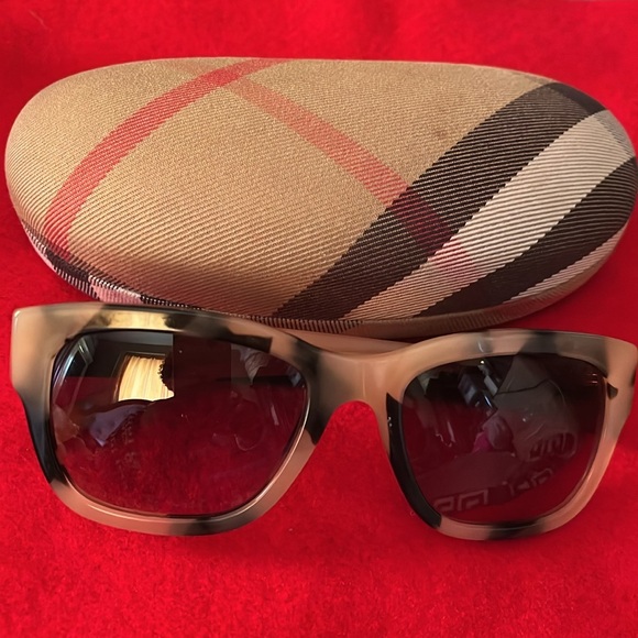 Burberry sunglasses - Picture 6 of 7